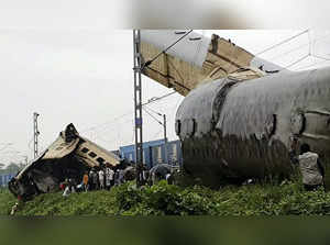 **EDS: RPT, CORRECTS DETAILS** Kolkata: Locals gather after a collision between ...
