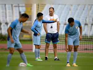 India's captain Sunil Chhetri (2L) speaks with coach Igor Stimac (2R) during a practice session ahead of their preliminary joint qualification round 2 match for the FIFA World Cup 2026 and AFC Asian Cup against Kuwait, in Kolkata on June 3, 2024.