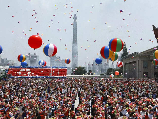 Cheering crowds welcome Vladimir Putin