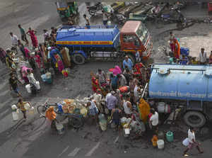 **EDS: CORRECTS DATE** New Delhi: People collect drinking water from a tanker of...