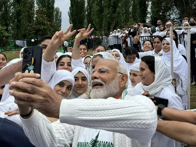 PM clicks selfies
