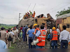 New Jalpaiguri: Rescue work underway after a collision between the Kanchanjunga ...
