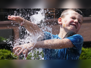 Scorching heat wave moves eastward