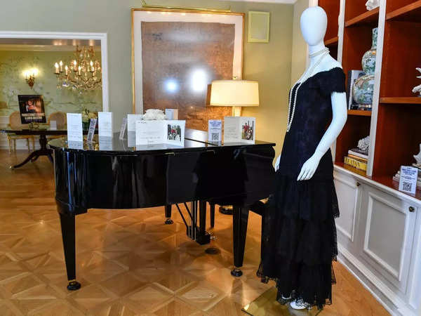 Princess Diana’s finery goes under the hammer