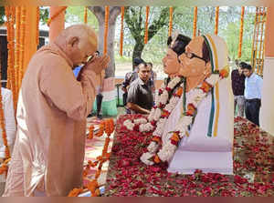 Ghazipur: RSS Chief Mohan Bhagwat pays tribute to the statue of  company quarter...