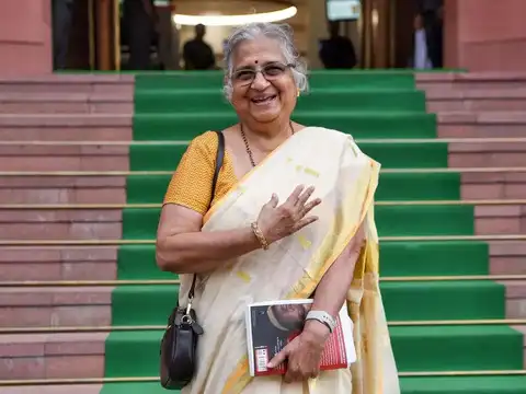 Whose saree does Sudha Murty wear?