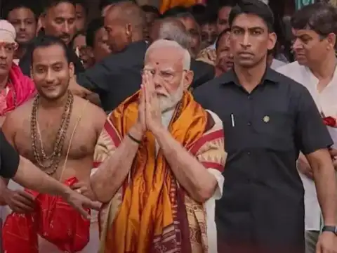 PM Modi greets people