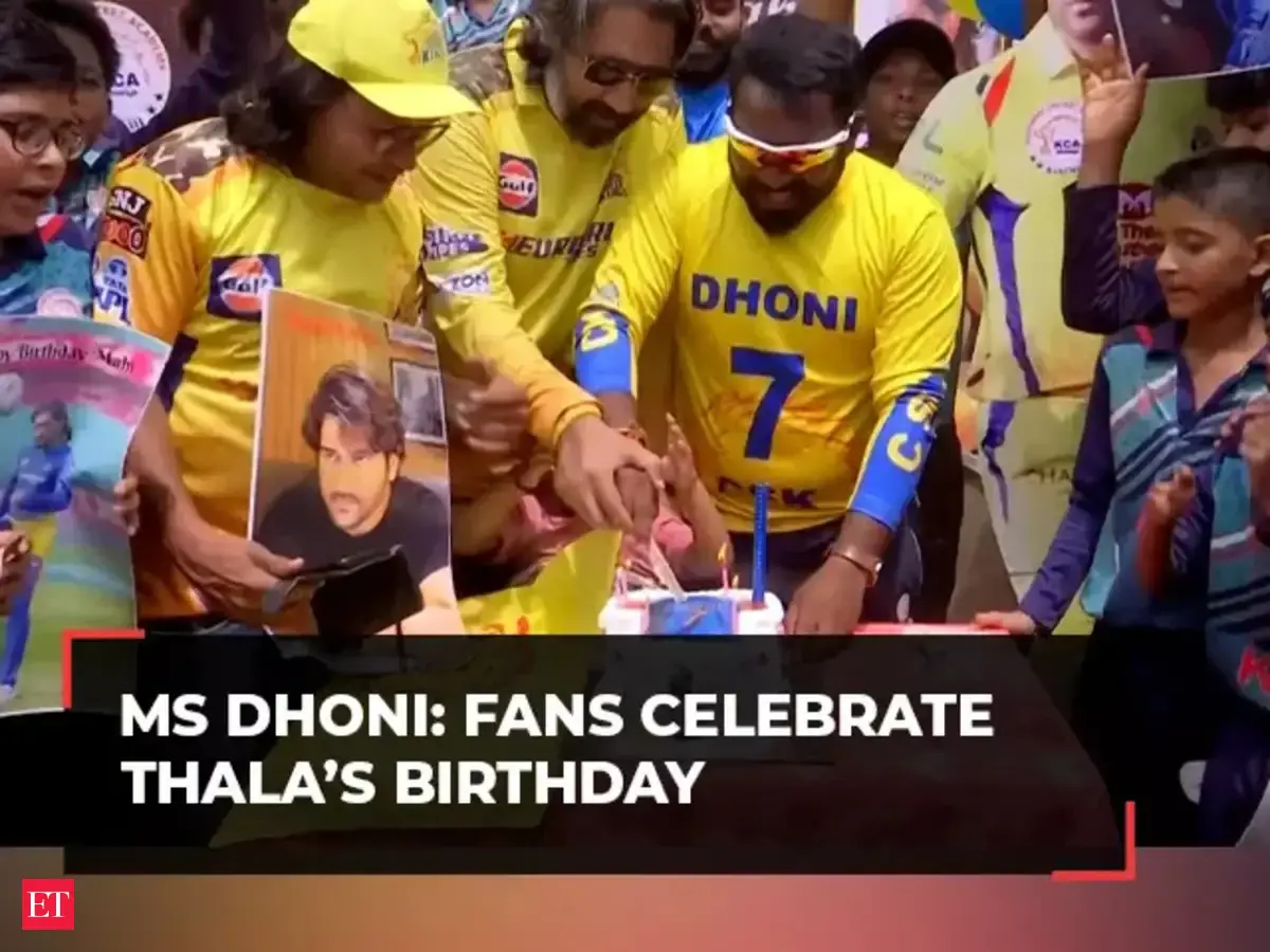 MS Dhoni 43rd Birthday: Fans celebrate Thala’s birthday near his house ...