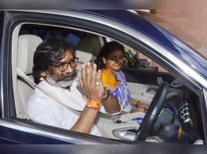 Ranchi: Jharkhand Chief Minister Hemant Soren along with his wife Kalpana Soren ...