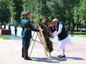 PM Modi pays tribute at 'Tomb of the Unknown Soldier' in Russia