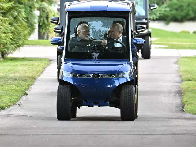 Modi and Putin chat in electric car