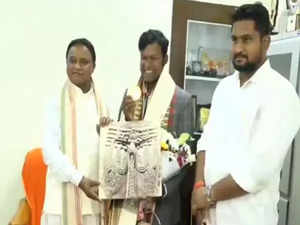 Odisha CM felicitates Sudarsan Pattnaik for winning gold at International Sand Sculpture Championship