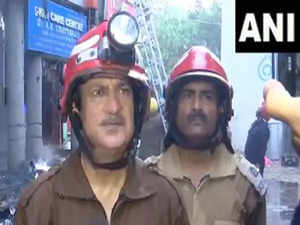 Massive fire engulfs multi-story building in Mayur Vihar, no casualties reported