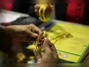 Gold price reaches Rs 74,000