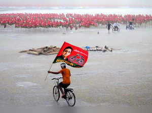 Prayagraj, Jul 01 (ANI): Samajwadi Party workers install 5100 party flags amid r...