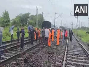 AAP targets Centre, Ministry of Railways over train accidents