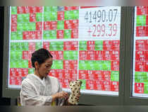 Japan's Nikkei tracks Wall Street lower; chip gains cap losses