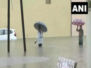 Gujarat: Heavy rainfall in Porbandar, Junagadh, Devbhumi Dwarka cause waterlogging, traffic snarls
