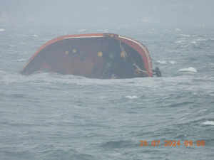 Marine tanker capsizes in the Philippines