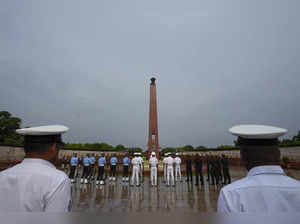 New Delhi: Defence personnel pay tribute to the ‘Kargil War’ martyrs at the Nati...