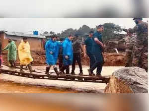 Rahul and Priyanka reach landslide-hit Chooramala in Wayanad