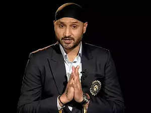 Harbhajan Singh criticizes Pakistani fan for mocking Irfan Pathan on social media