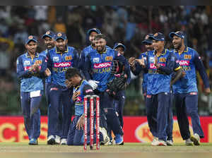Colombo: Sri Lanka's Jeffrey Vandersay with teammates celebrates the wicket of I...