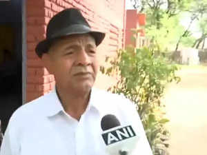 LS polls: Dronacharya awardee Mahavir Singh Phogat casts vote in Haryana