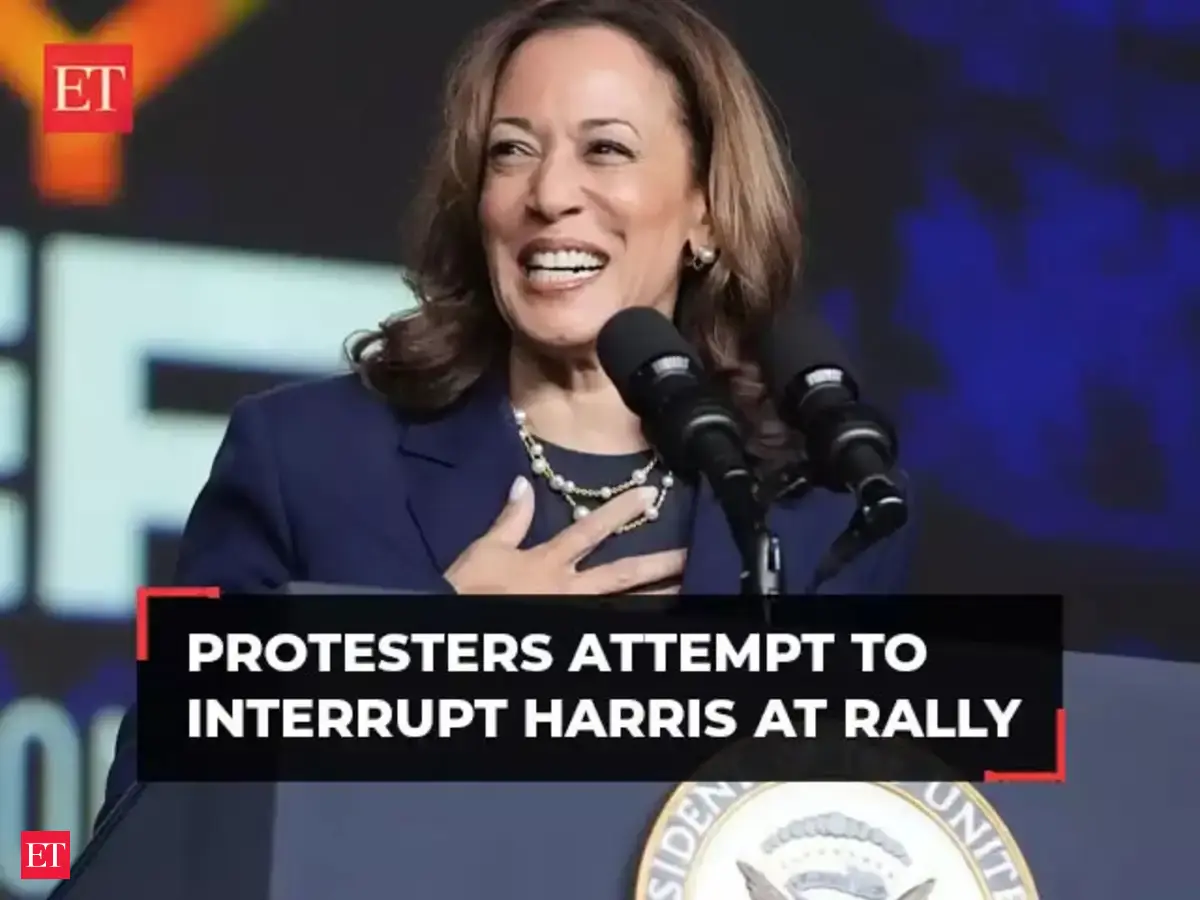 'I am speaking now': Kamala Harris gets interrupted by protesters ...