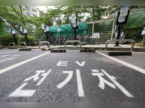 An electric vehicle charging facility is installed in the surface parking lot of an apartment complex in Anyang