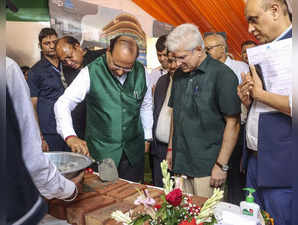 New Delhi: Delhi LG VK Saxena with Transport Minister Kailash Gahlot during foun...