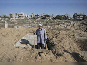 As Gaza death toll passes 40,000, corpses are buried in yards, streets, tiered graves