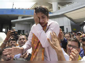 New Delhi: Wrestler Vinesh Phogat gets emotional as she arrives after Paris Olym...