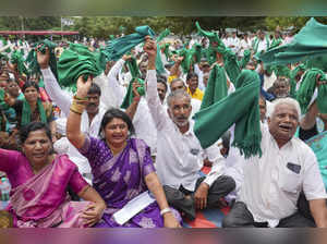 Bengaluru: Farmers protest against Karnataka Government, demanding loan waiver a...