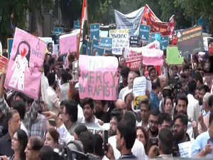 Delhi: Doctors, medical personnel continue their protest against Kolkata doctor rape, murder