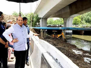 Delhi LG VK Saxena inspects drains and water flows in Nizamuddin