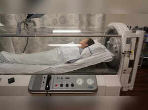 Hyperbaric Oxygen Therapy: Can this celebrity trend, used by Mayim Bialik and Justin Bieber, reverse aging?