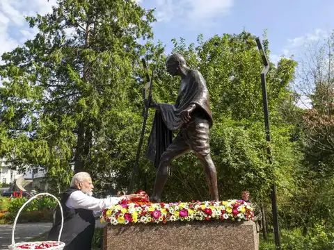 ​Tribute to Gandhi​