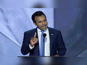 Why did Vivek Ramaswamy pay a surprise visit to the Democratic National Convention?