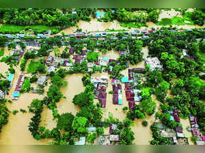 Floods Force 300,000 in Bangladesh to Take Refuge in Relief Shelters