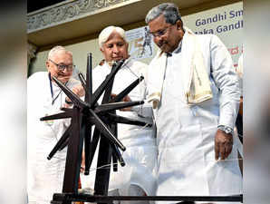 Bengaluru, 24 Aug (ANI): Karnataka CM Siddaramaiah tries his hands at the 'Chark...