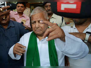 Patna, June 01 (ANI): Rashtriya Janata Dal (RJD) chief Lalu Prasad Yadav shows h...