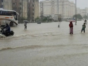 Heavy rains in Gujarat, Maharashtra: List of trains cancelled. Airlines warn of flight disruptions a:Image