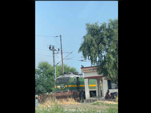 Train stopped for snacks & newspaper creates massive traffic jam