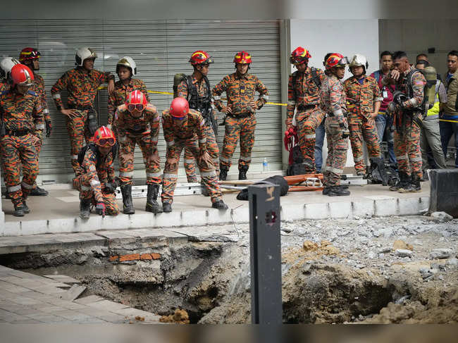 Woman from India disappears down a sinkhole in Malaysia's capital/the news path 