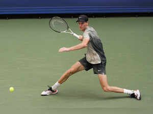 Jannik Sinner starts poorly at the US Open but wins his first match since his steroids case emerged