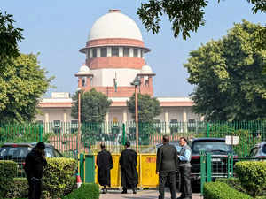 Supreme Court asks Sahara Group to furnish list of top officials, properties for sale