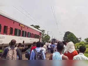 Coupling of Magadh Express breaks, train splits in two near Bihar's Buxar