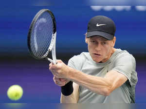 Jannik Sinner takes the first set against Taylor Fritz in the US Open final