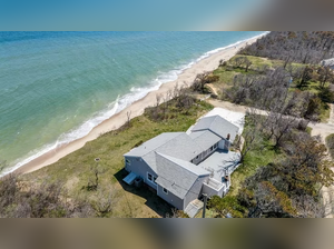 Man buys ₹3 crore house on crumbling cliff despite warnings that it’ll fall into ocean